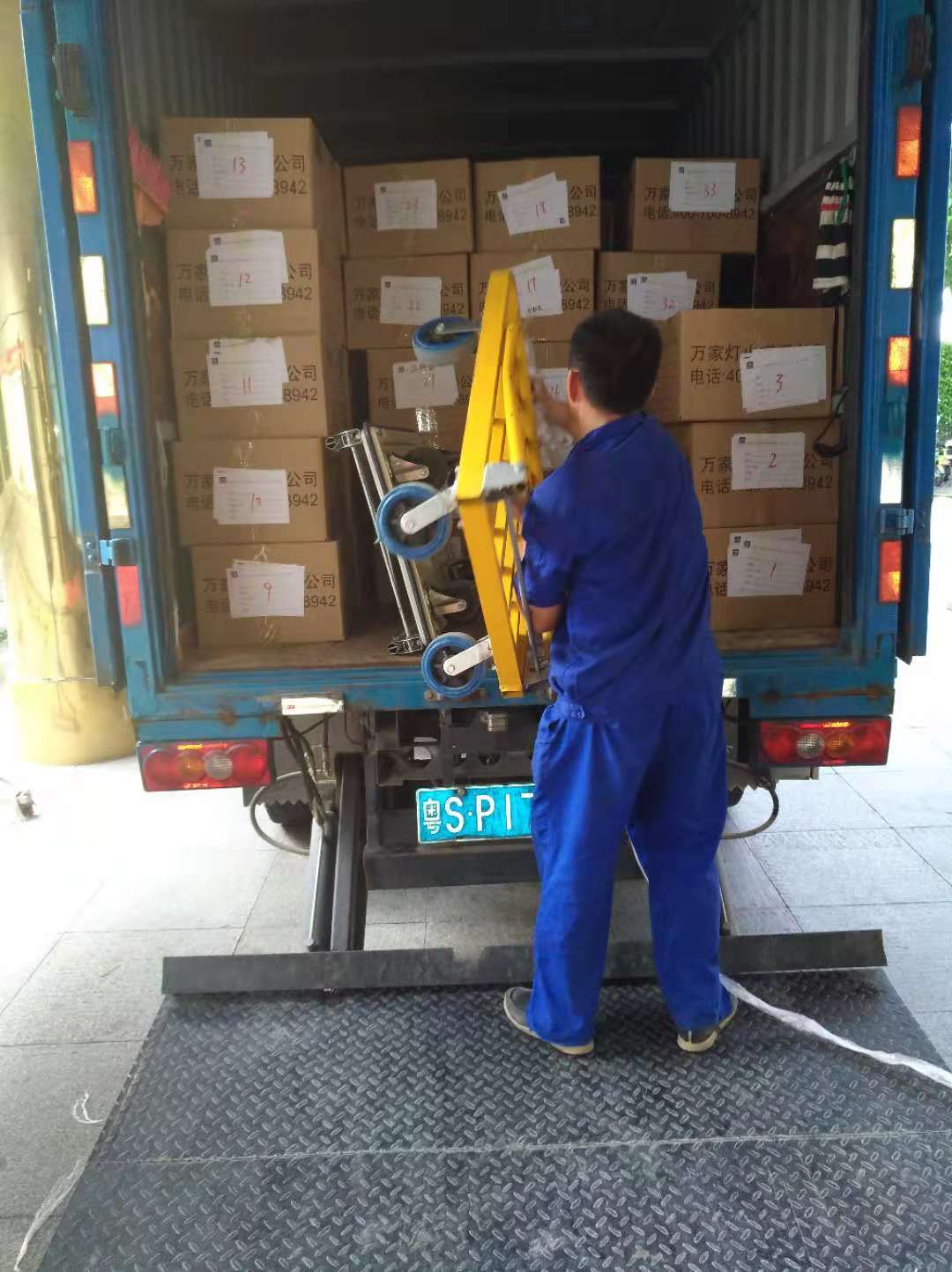  在深圳搬家怎么辦，萬家燈火搬家公司告訴你！